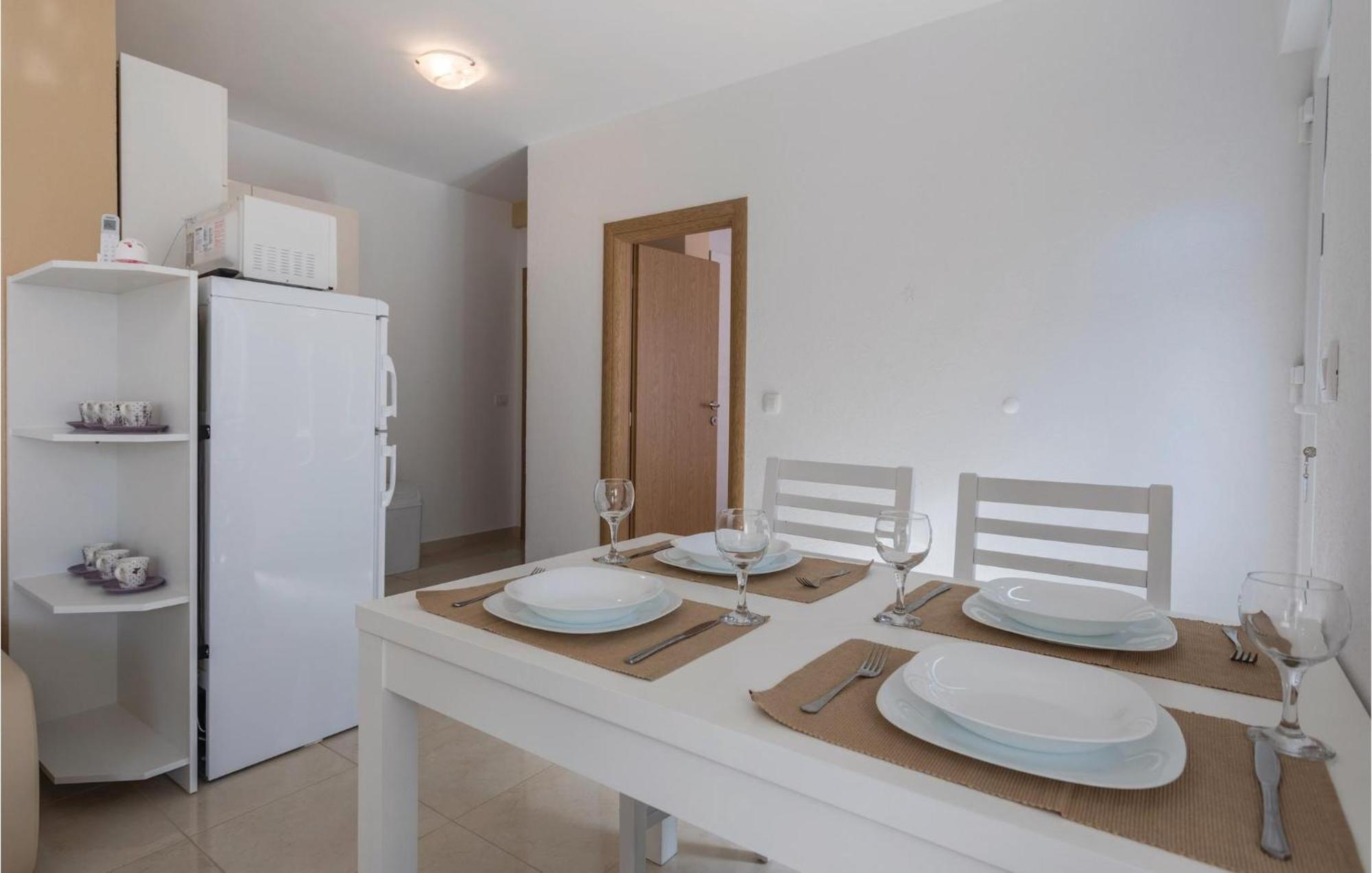 1 Bedroom Lovely Apartment In Komarna Klek Εξωτερικό φωτογραφία