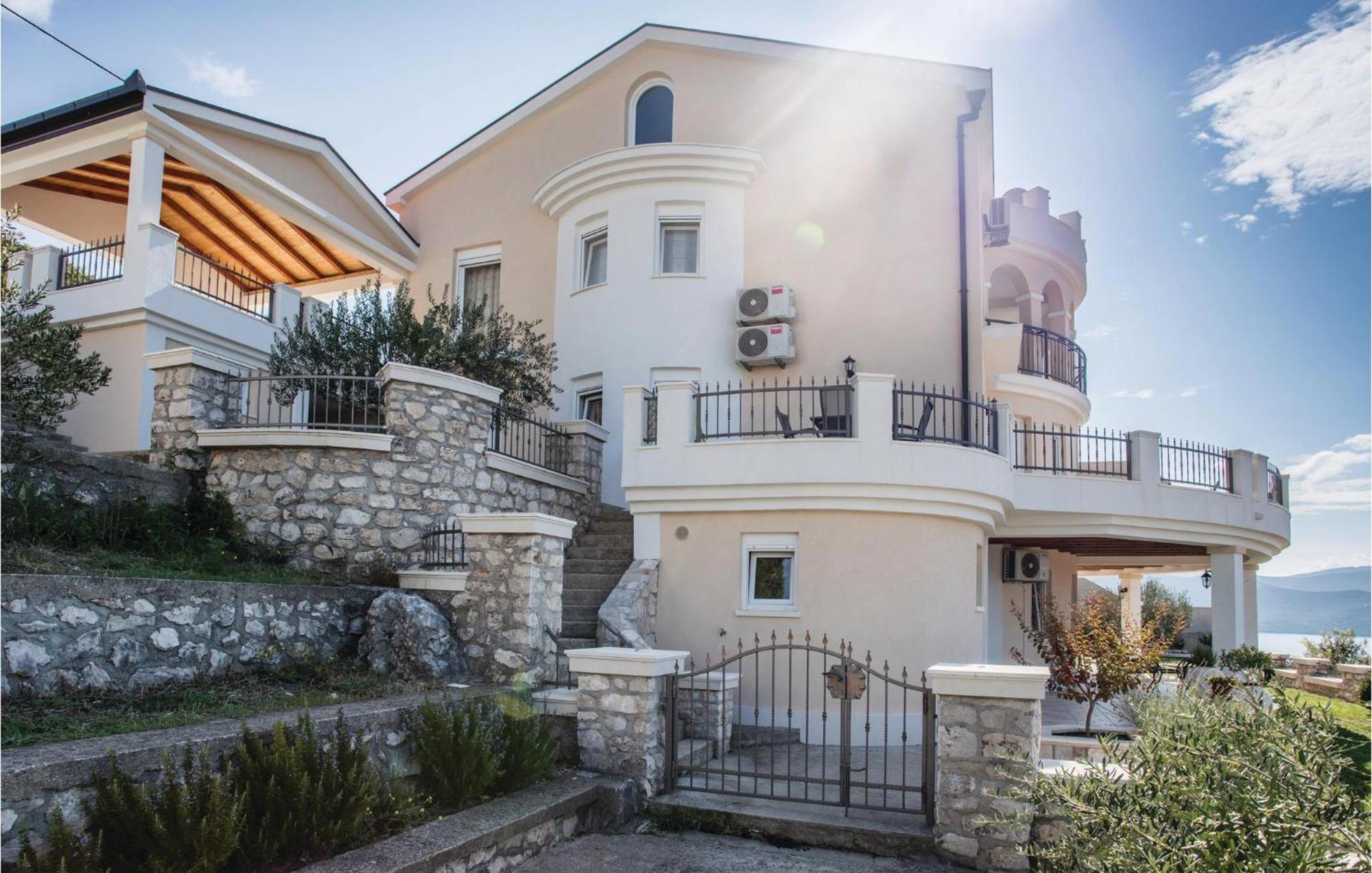 1 Bedroom Lovely Apartment In Komarna Klek Εξωτερικό φωτογραφία