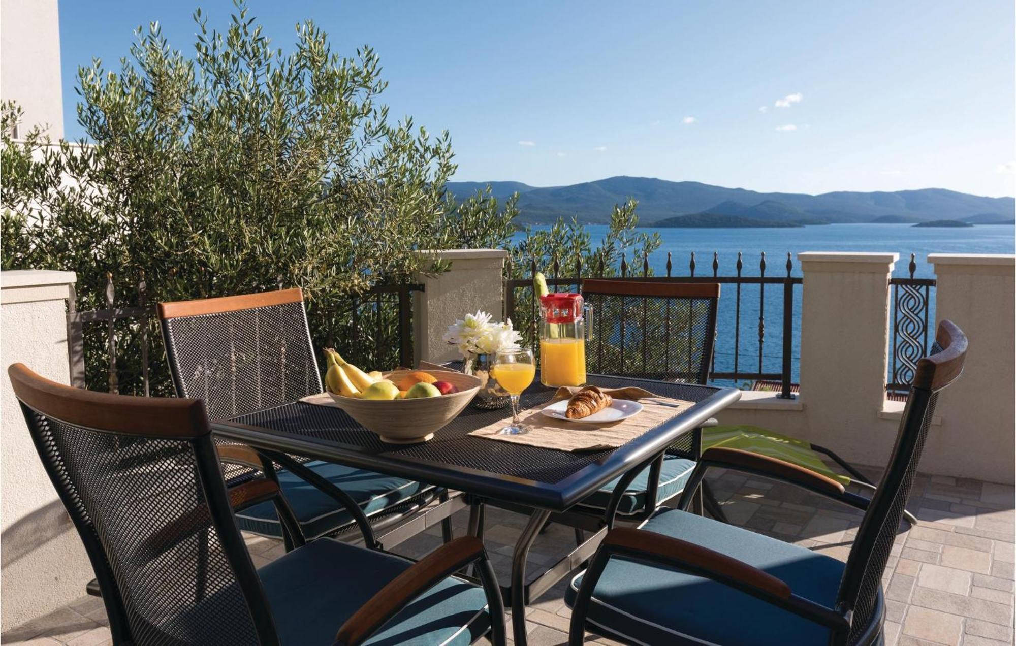 1 Bedroom Lovely Apartment In Komarna Klek Εξωτερικό φωτογραφία